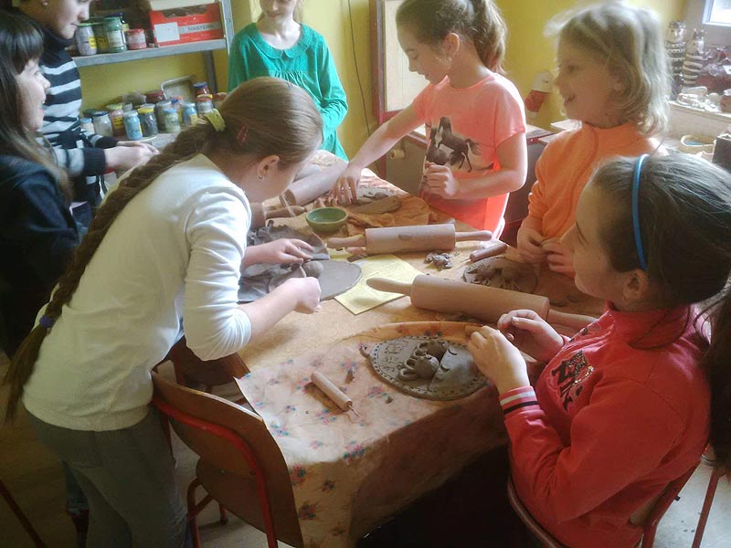 Děti při keramickém tvoření na táboře